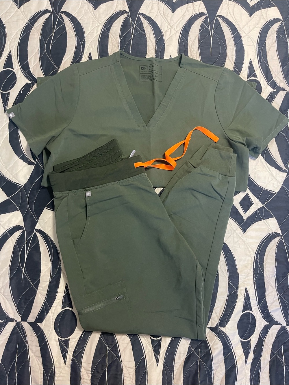 FIGS Moss Casma Three-Pocket Scrub Top & Zamora Jogger Set – Large